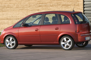Opel Meriva rojo lateral