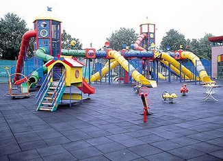 Neumáticos convertidos en parques infantiles