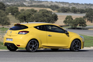 Renault Mégane Coupé RS amarillo lateral