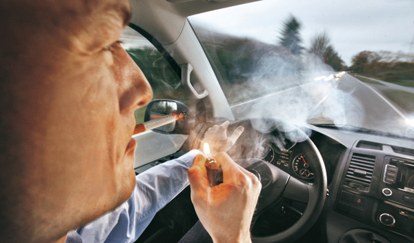 Distracciones fumar Las 20 multas que pueden ponerte... sin estar conduciendo