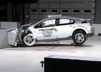 Chevrolet Volt IIHS 01 300x199 Volt y LEAF: máxima seguridad en pruebas de choque