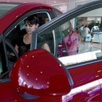 mujer 150x150 La mujer que se cortó los pechos para ser mejor piloto