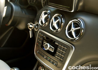 prueba_mercedes_clase_a_interior_02 prueba mercedes clase a interior 02 300x201 Mercedes Clase A: a liderar los compactos