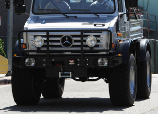 Arnold-Schwarzeneg-Mercedes-Unimog Arnold Schwarzeneg Mercedes Unimog 632x600 Schwarzenegger compra un Mercedes de su tamaño