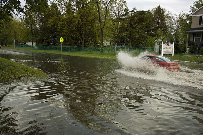 coche inundado 3 650x431 Qué hacer si una tormenta deja tu coche inundado