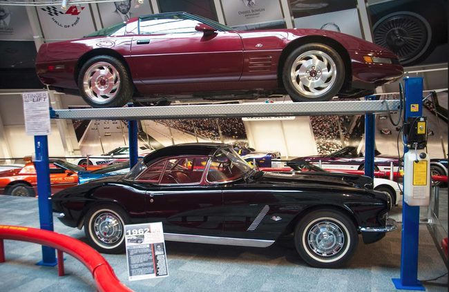 hunde suelo National Corvette Museum floor sinks Chevrolet Corvette 40 aniversario 1993 1962 Corvette Roadster Pulled