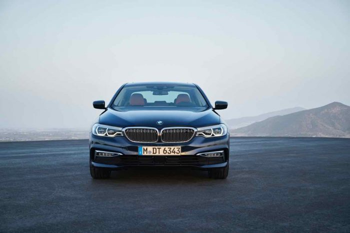 BMW-Serie-5-Luxury-Line-2017-46-700x467.