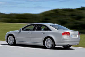 Audi A8 gris lateral
