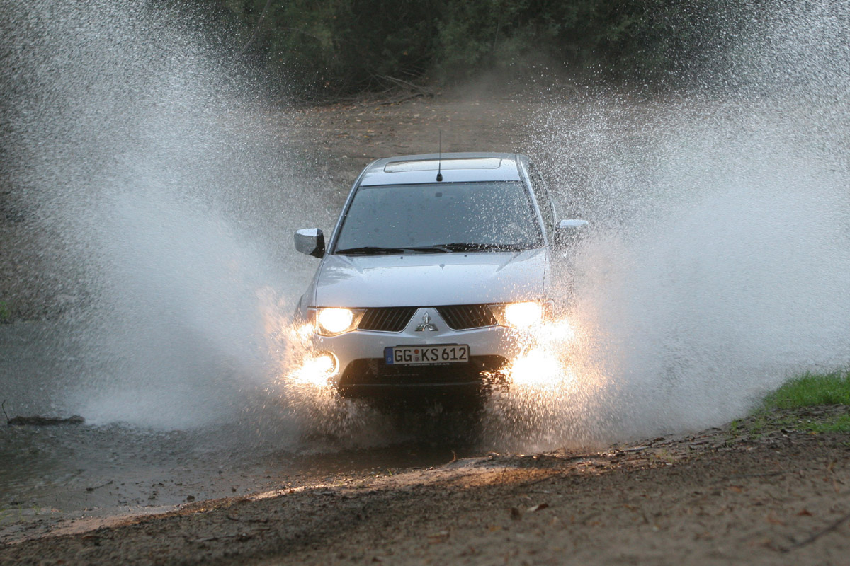 Mitsubishi L200 2010 vista en agua