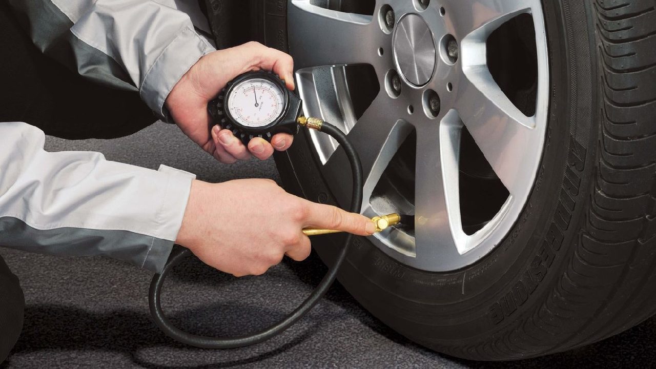 ¿Cuando la presión de aire de los neumáticos es superior a la recomendada por el fabricante?
