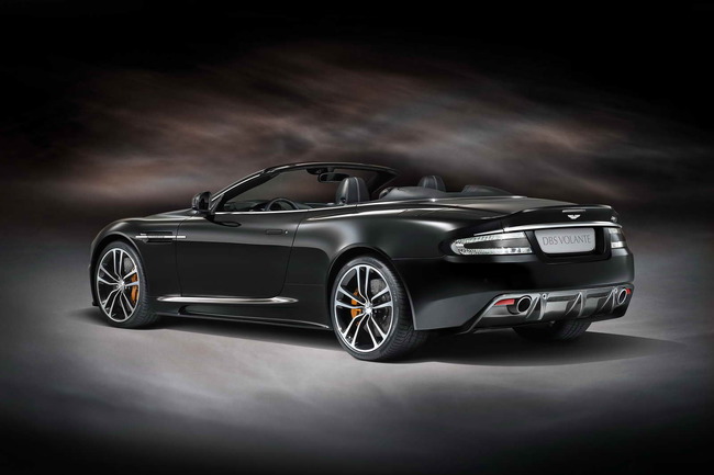 Vista trasera del Aston Martin DBS Carbon Edition Volante