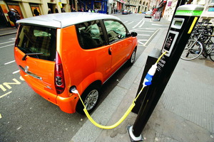 El coche eléctrico, como dirían en el colegio, "no progresa adecuadamente"...