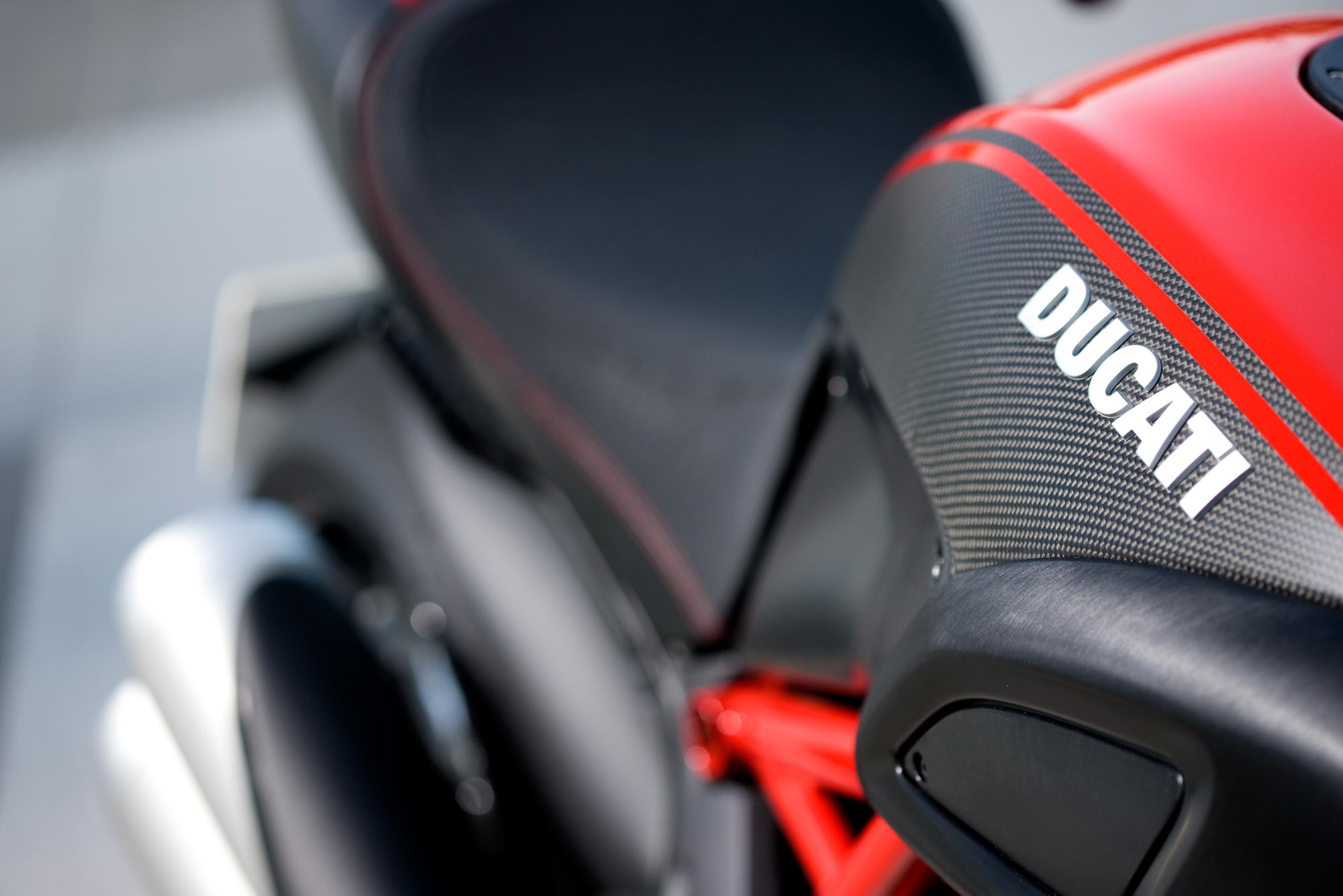 Ducati-Logo-Diavel-Carbon