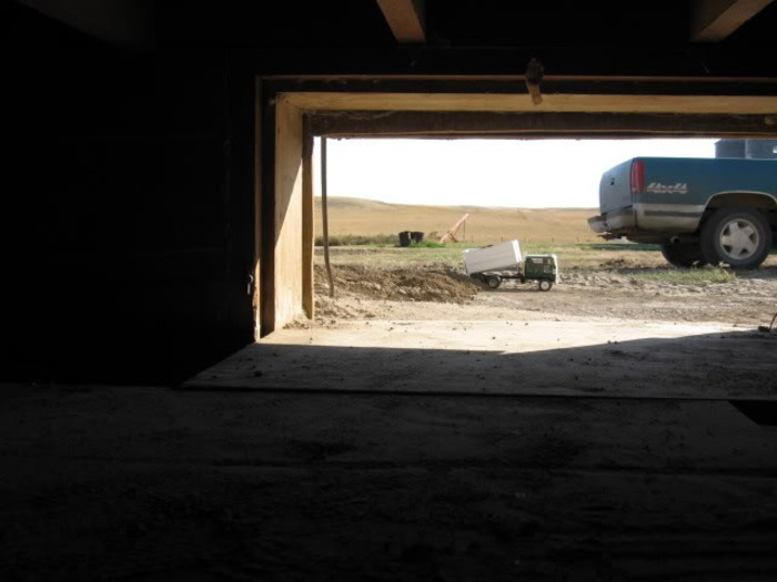 El hombre que excavó un sótano con maquinaria radio control