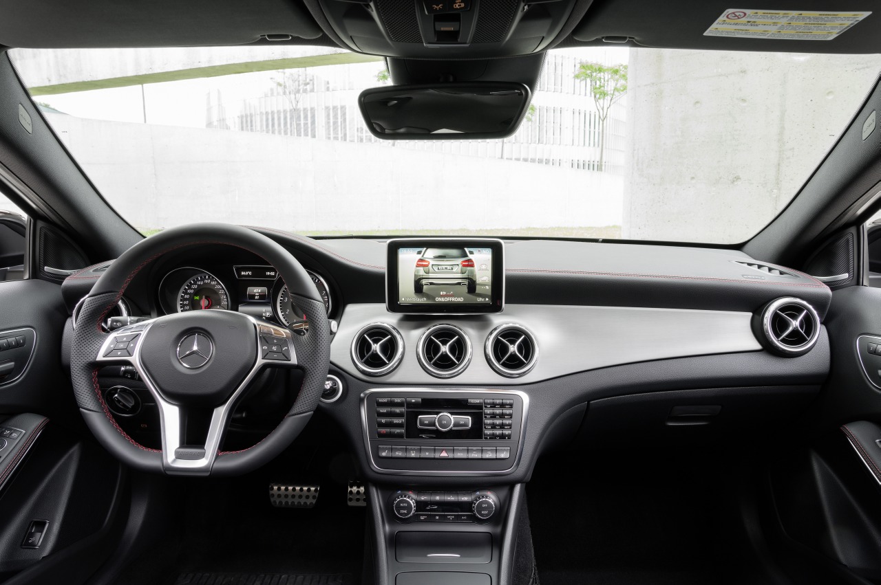 Mercedes GLA 2014 interior 04