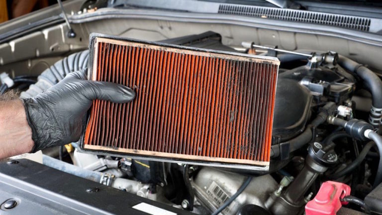 Cómo cambiar el filtro de aire de tu coche y ahorrar dinero en una de las  tareas de mantenimiento más sencillas que hay