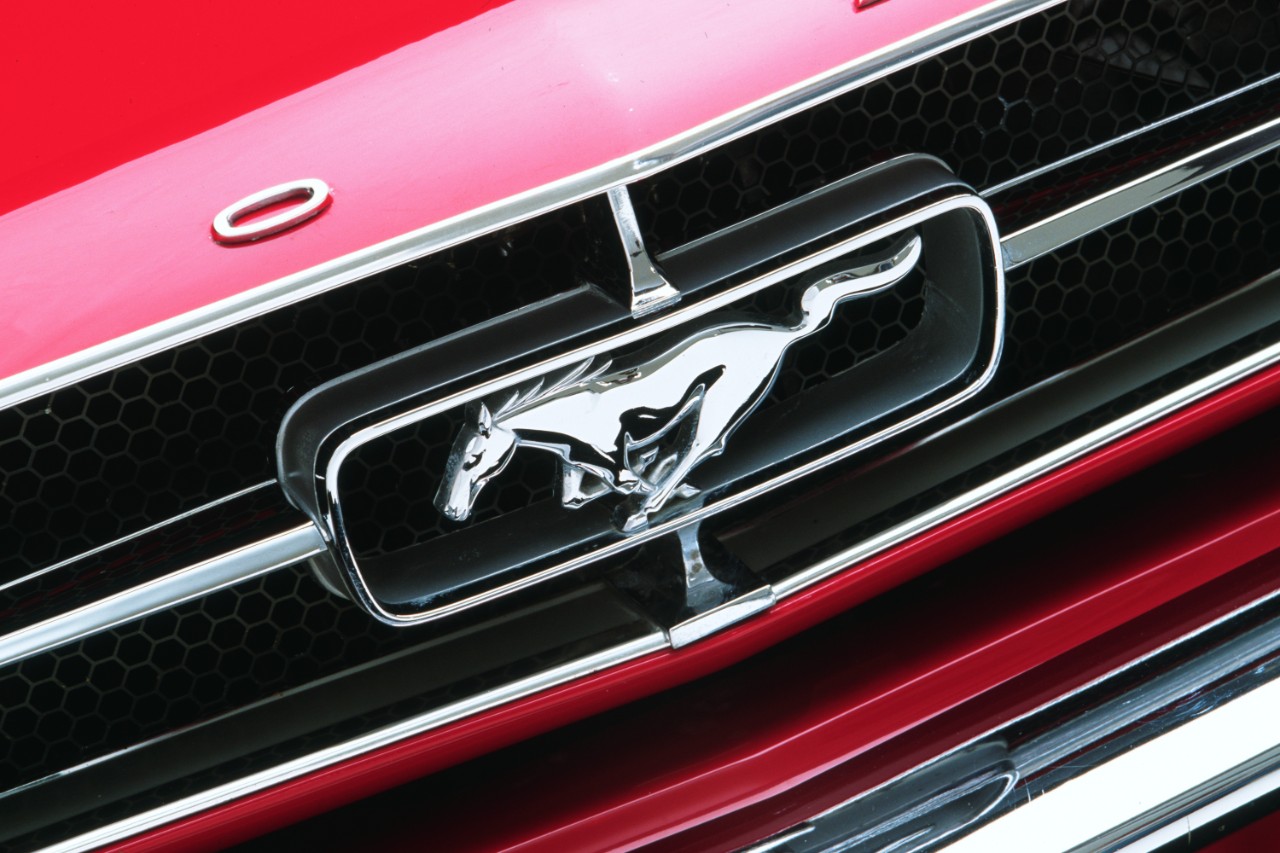La evolución del logo del Ford Mustang