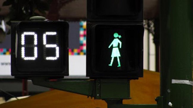 semaforo peaton mujer