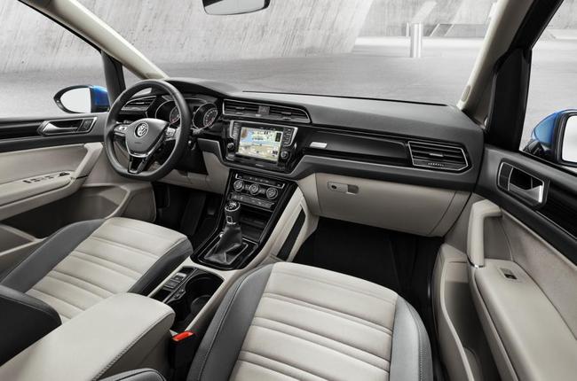Volkswagen Touran 2015 interior 01
