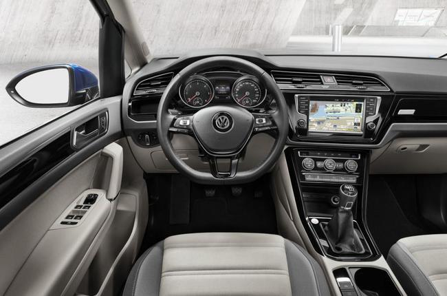 Volkswagen Touran 2015 interior 02
