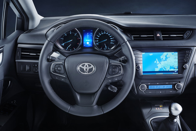 Toyota Avensis 2015 interior 04