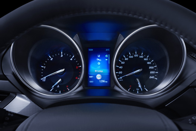 Toyota Avensis 2015 interior 05