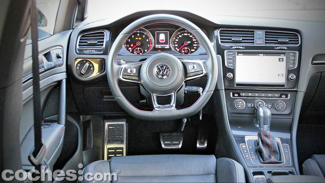 Volkswagen_Golf_GTI_Performance_027