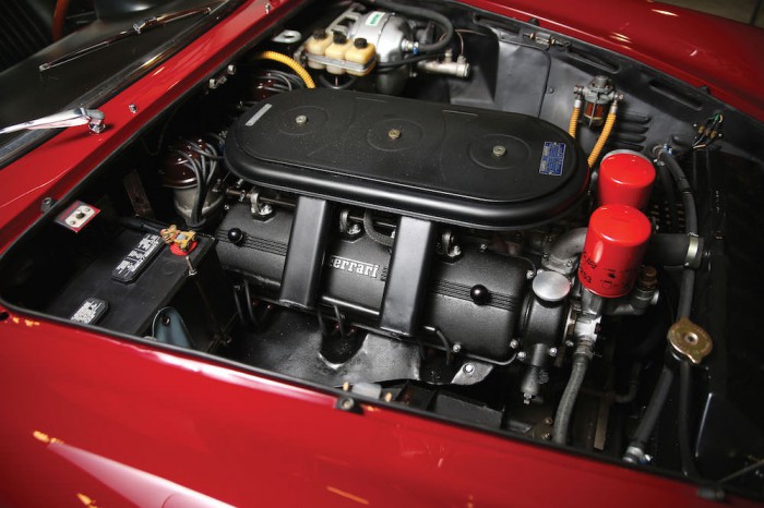 Ferrari 330 GTC 1967 motor 01