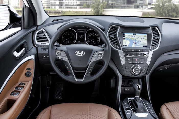 Hyundai Santa Fe 2016 interior 01