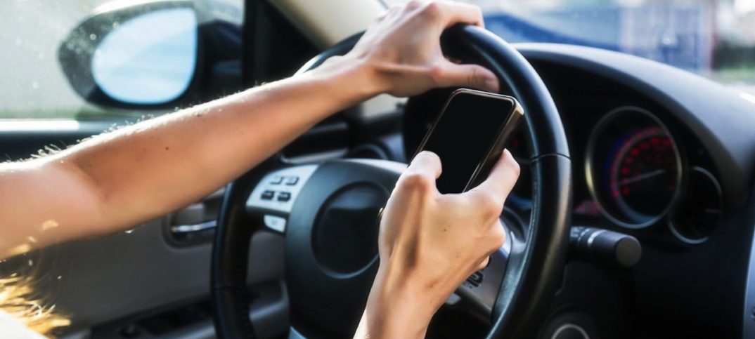 Vacaciones: 5 claves para viajar con los más pequeños de la casa 3 Motor16 distraccion al volante movil e1605023494605 Motor16