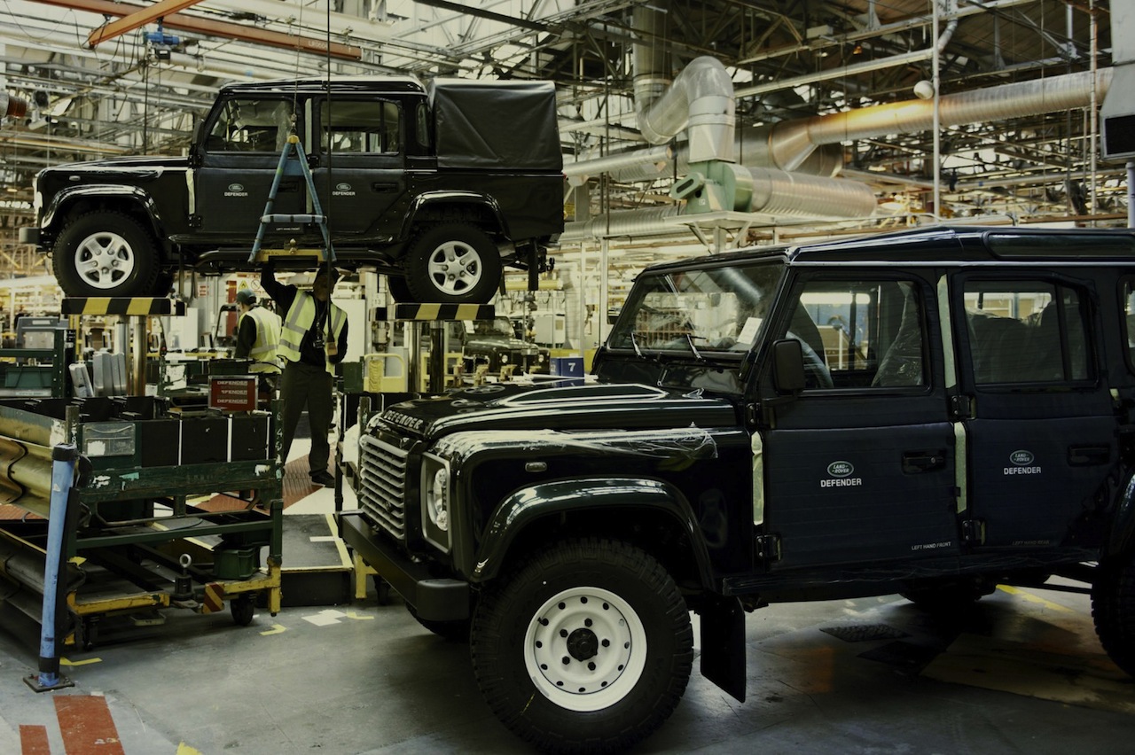 Land Rover Defender fabrica 2015 01