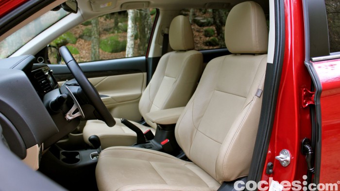 Mitsubishi Outlander 220DI-D 2016 interior 15