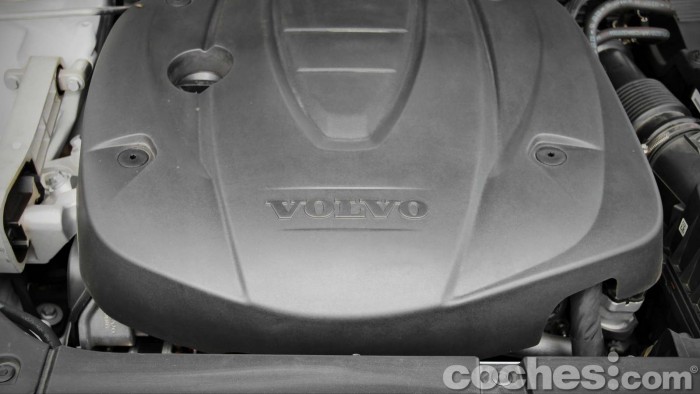 Volvo_XC90_D5_AWD_045