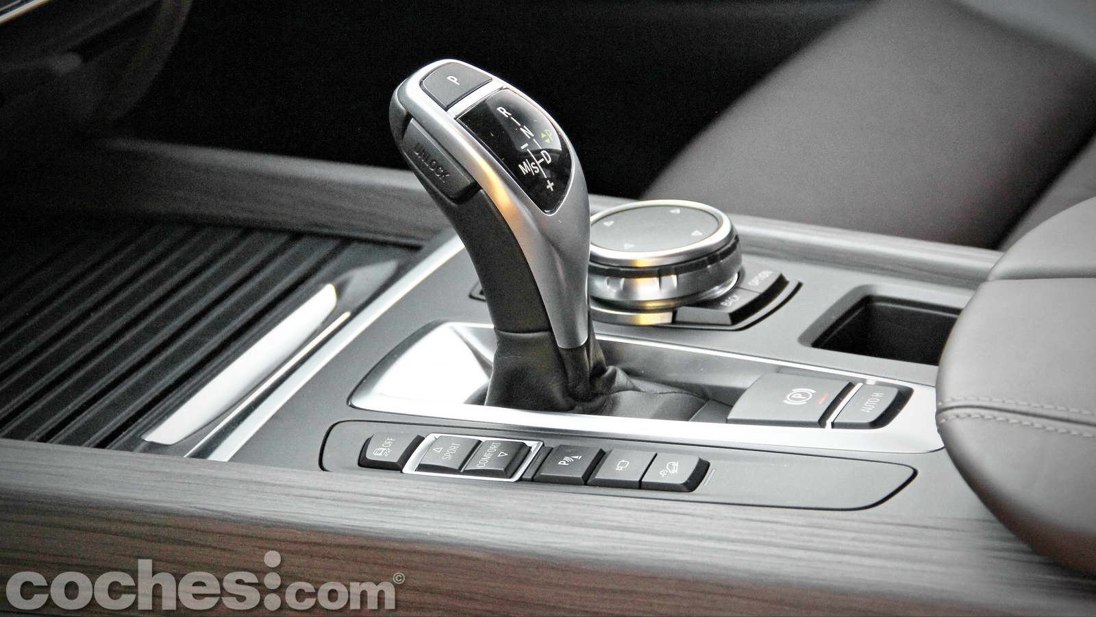 Volkswagen abandona los controles de pantalla táctil y recupera los botones  analógicos para sus coches