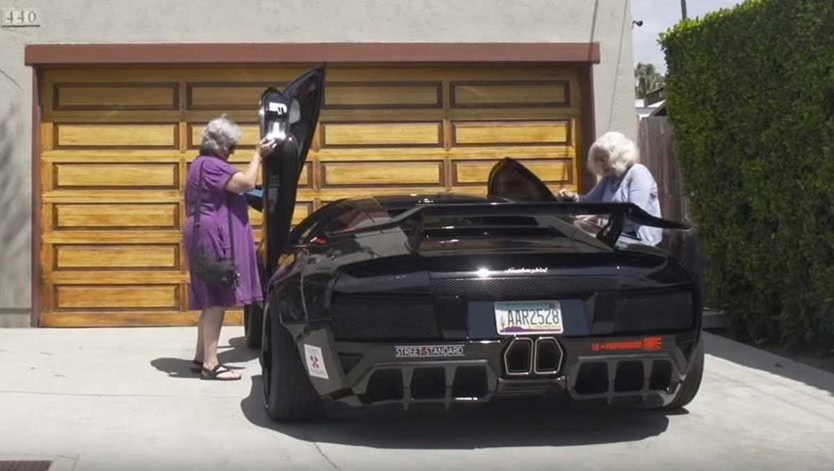 dos abuelas y un Lamborghini Murciélago 01