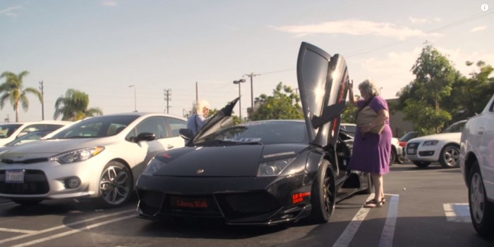 dos abuelas y un Lamborghini Murciélago 03