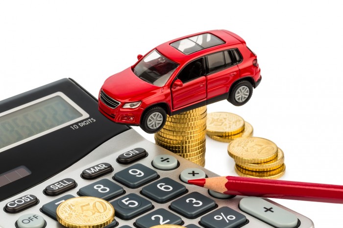 Auto und Taschenrechner. Steigende Kosten bei Autokauf, Leasing, Werkstatt, Tanken und Versicherung