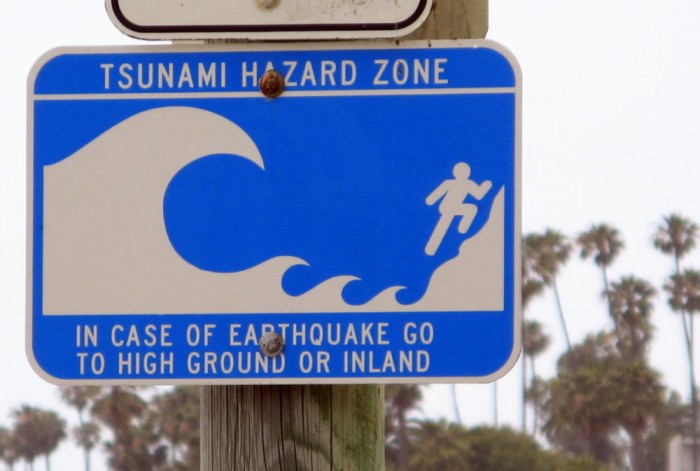 Señal de tráfico zona tsunami