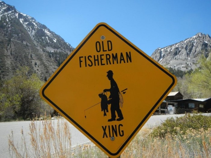 Señal tráfico peligro pescador viejo