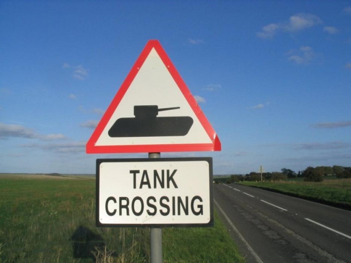 Señal tráfico peligro tanques cruzando