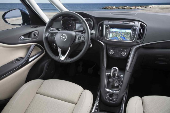 Opel Zafira 2016 interior 1