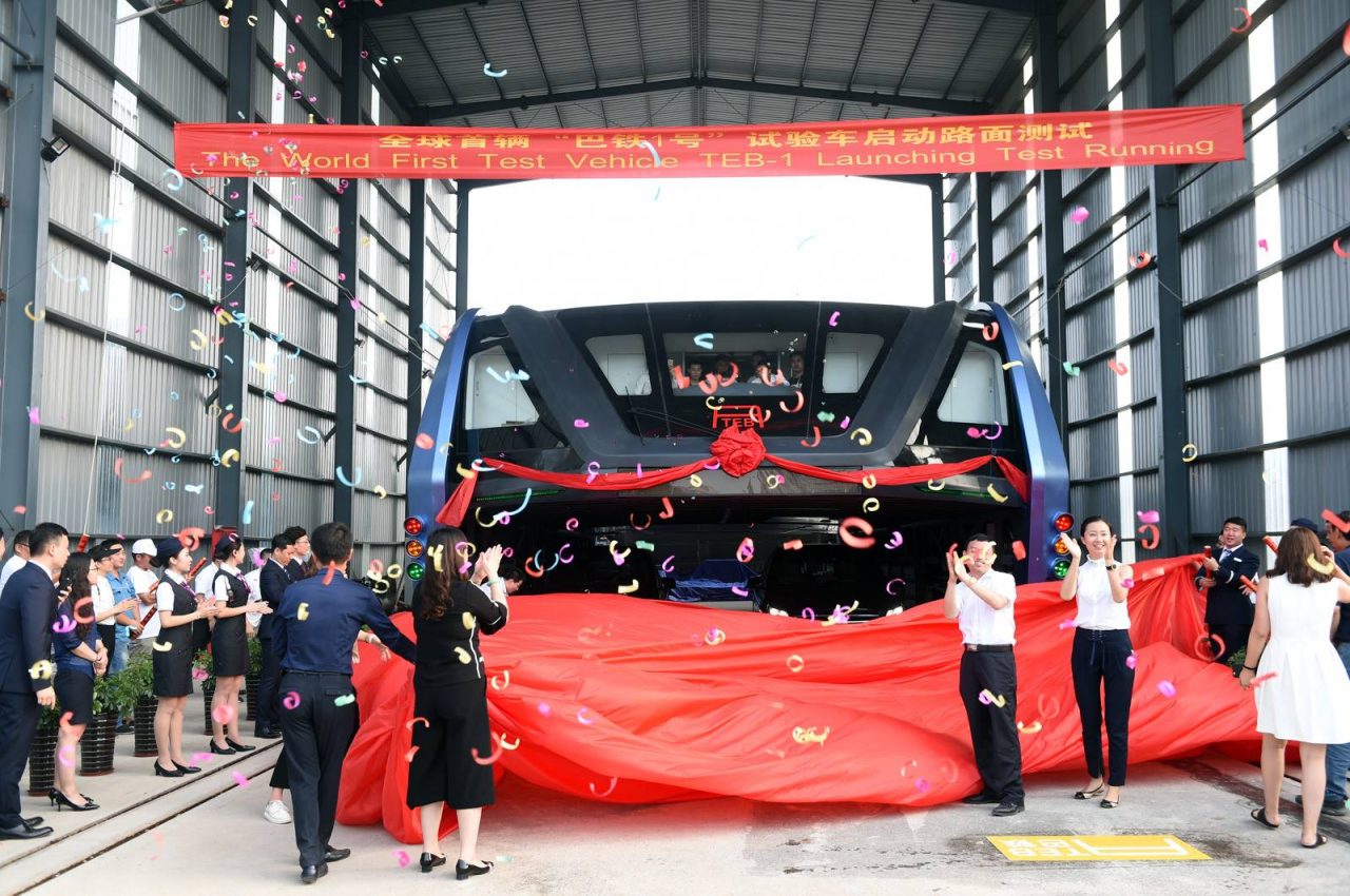 Autobús sobre coches sale de fábrica en China (2)