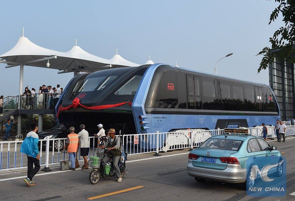 Autobús sobre coches sale de fábrica en China