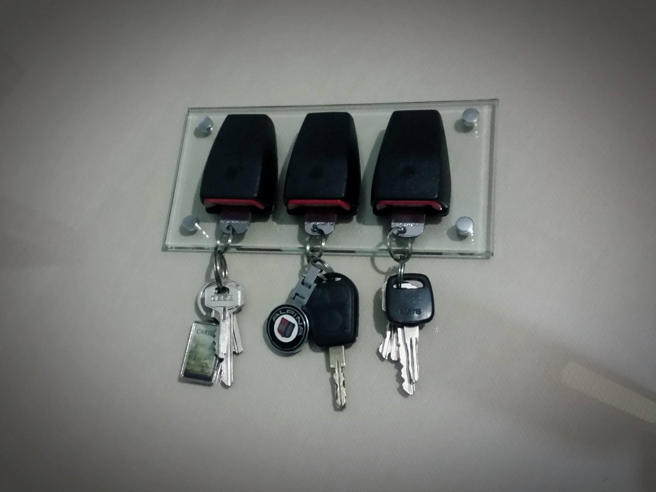 cuelga llaves hecha con restos de cinturones de seguridad