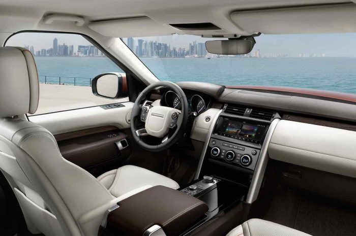 Land Rover Discovery 2017 interior - 3