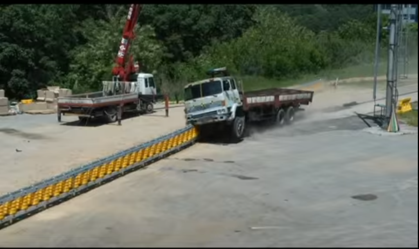 camion-cora-guardarail