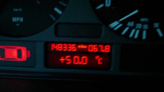 Por qué el termómetro de tu coche miente