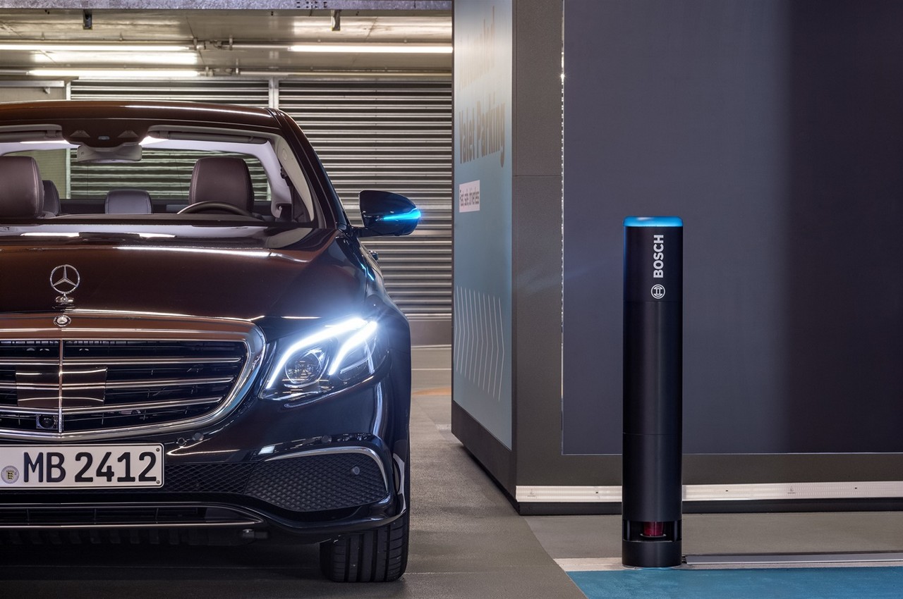Bosch und Daimler zeigen fahrerloses Parken im realen Verkehr: Weltpremiere im Parkhaus des Mercedes-Benz Museums