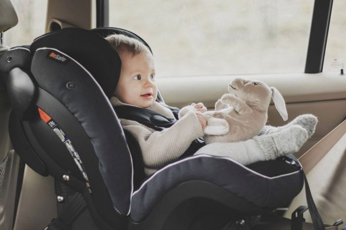 Cómo llevar a un recién nacido en el coche?