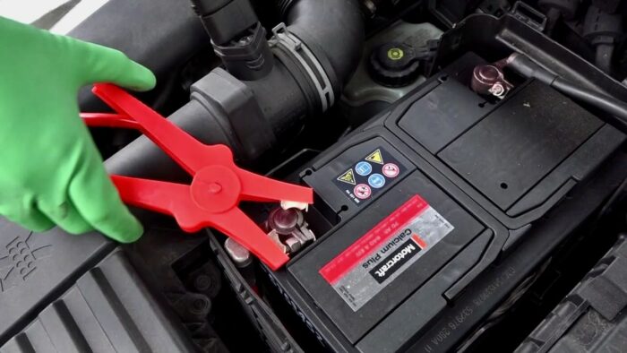 Cómo usar las pinzas para arrancar la batería del coche? - Afiliación y  Seguros